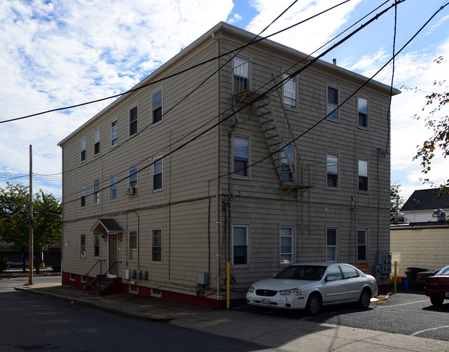 560-564 Douglas Ave in Providence, RI - Foto de edificio - Building Photo