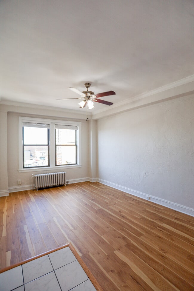 6233 N Winthrop Ave, Unit #404 in Chicago, IL - Foto de edificio - Building Photo
