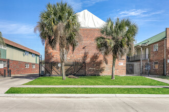 Plaza Park Apartments in New Orleans, LA - Building Photo - Building Photo