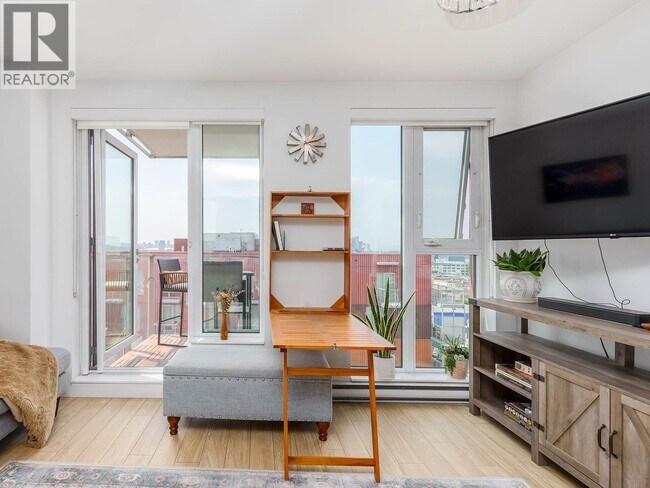 983 E Hastings St in Vancouver, BC - Building Photo - Building Photo