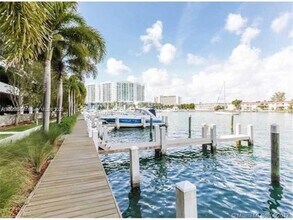 7928 East Dr, Unit 805 in North Bay Village, FL - Foto de edificio - Building Photo
