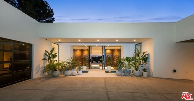 1088 N Hillcrest Rd in Beverly Hills, CA - Building Photo - Building Photo