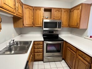 5 Whitehall Pond in Groton, CT - Building Photo - Building Photo