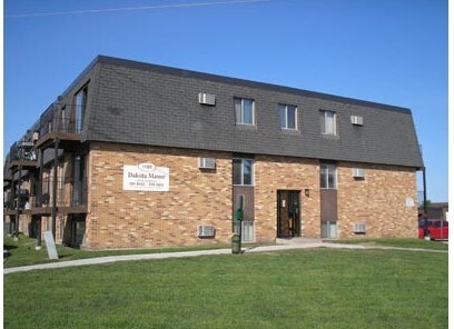 Dakota Manor in Fargo, ND - Building Photo