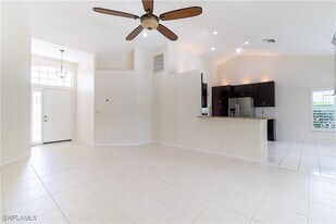 687 Melville Ct in Naples, FL - Building Photo