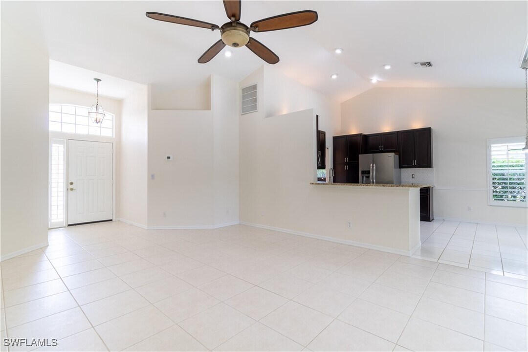687 Melville Ct in Naples, FL - Building Photo