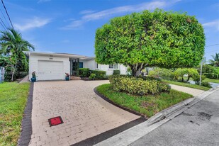 8851 Byron Ave in Surfside, FL - Foto de edificio - Building Photo