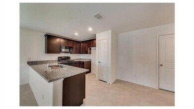 2402 Mobile St in Ennis, TX - Foto de edificio - Building Photo
