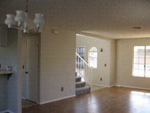 253 E Avenue R2 in Palmdale, CA - Foto de edificio - Building Photo