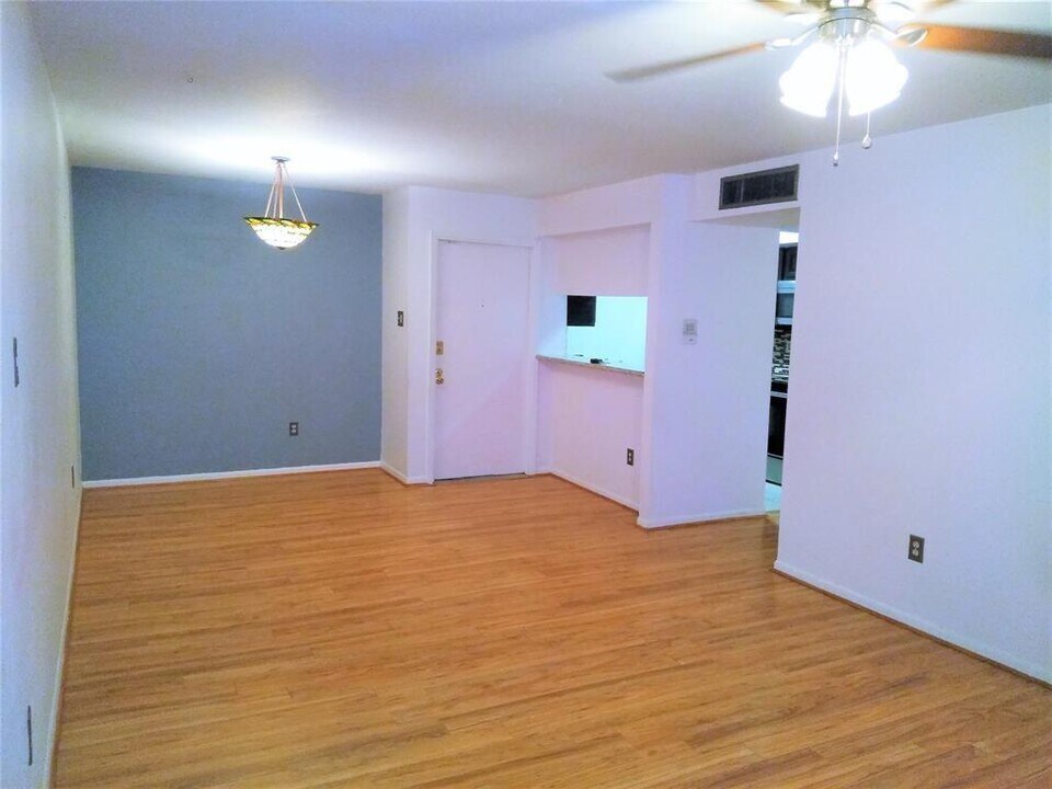 8417 Hearth Dr-Unit -28 in Houston, TX - Foto de edificio
