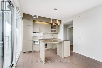 101-2101 Peter St in Toronto, ON - Building Photo - Building Photo