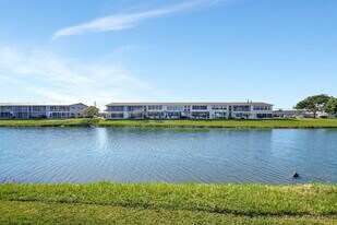 24 Chatham A in West Palm Beach, FL - Building Photo