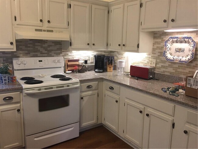 62 Dixon St, Unit 1 in Newport, RI - Building Photo - Building Photo