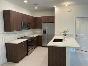 4657 NW 83rd Pkwy in Doral, FL - Building Photo - Building Photo