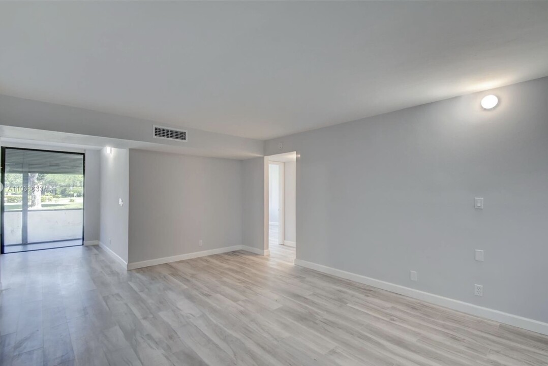 5160 Las Verdes Cir, Unit 114 in Delray Beach, FL - Building Photo