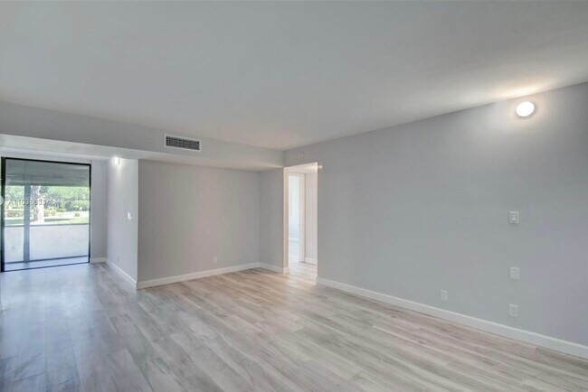 5160 Las Verdes Cir, Unit 114 in Delray Beach, FL - Building Photo - Building Photo
