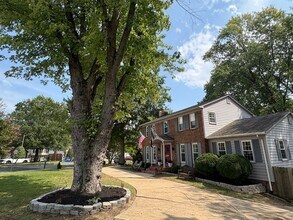 5401 Broadmoor St in Alexandria, VA - Foto de edificio - Building Photo