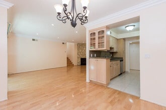 1242 S Barrington Ave, Unit 302 in Los Angeles, CA - Building Photo - Building Photo
