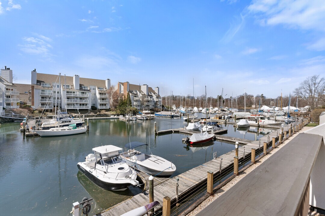105 Harbor Dr in Stamford, CT - Building Photo