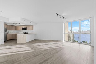 1500 Bay Rd in Miami Beach, FL - Building Photo