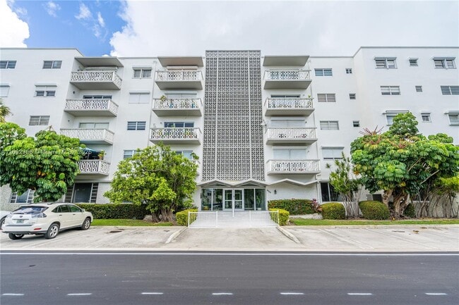 9700 E Bay Harbor Dr in Bay Harbor Islands, FL - Building Photo - Building Photo