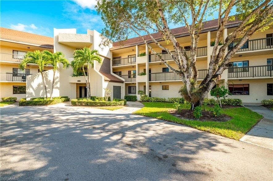 415 Augusta Blvd, Unit 310 in Naples, FL - Foto de edificio