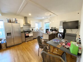 128 Hillside St, Unit 2 in Boston, MA - Foto de edificio - Building Photo