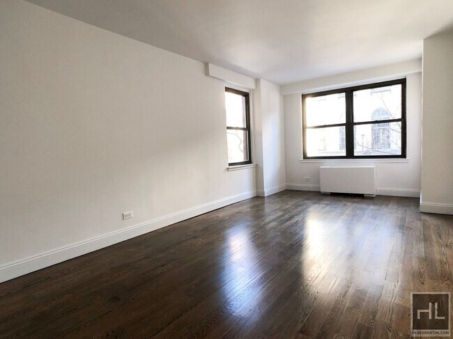 East 82nd Street in New York, NY - Foto de edificio - Building Photo