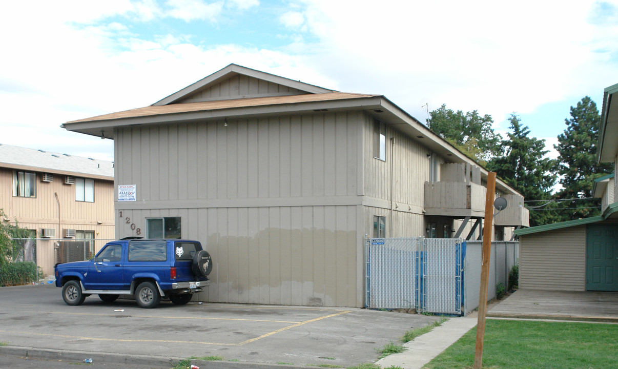 1208 Willow St in Yakima, WA - Building Photo