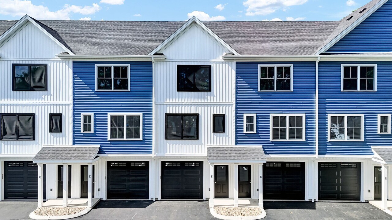 70 Whiting St in Plainville, CT - Building Photo