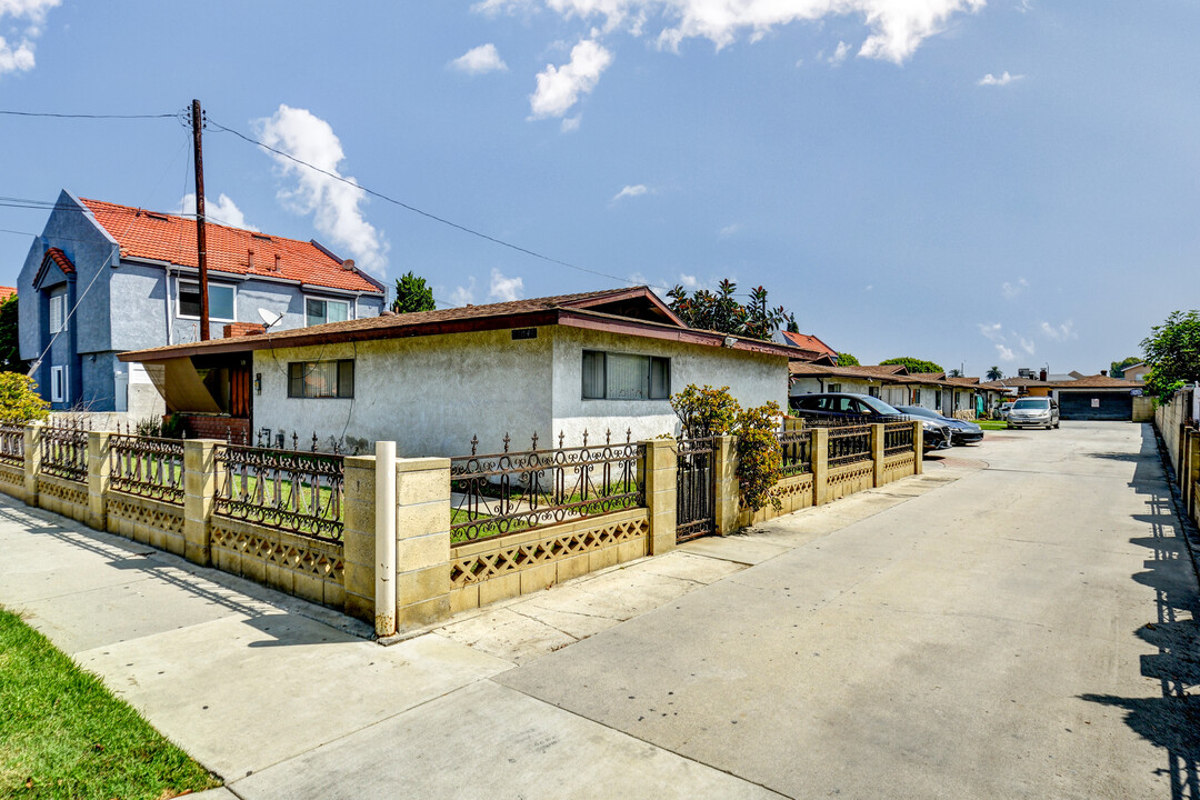 14048 McClure Ave in Paramount, CA - Building Photo