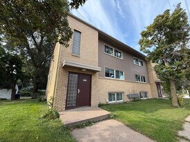 2606 E Hennepin Ave in Minneapolis, MN - Building Photo