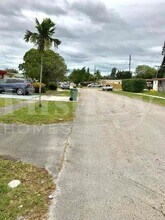 6451 SW 2nd St in Pembroke Pines, FL - Foto de edificio - Building Photo