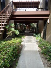 1040 W MacArthur Blvd, Unit 16 in Santa Ana, CA - Foto de edificio - Building Photo