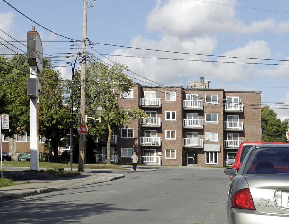 3201 Henri-Bourassa E in Montréal, QC - Building Photo