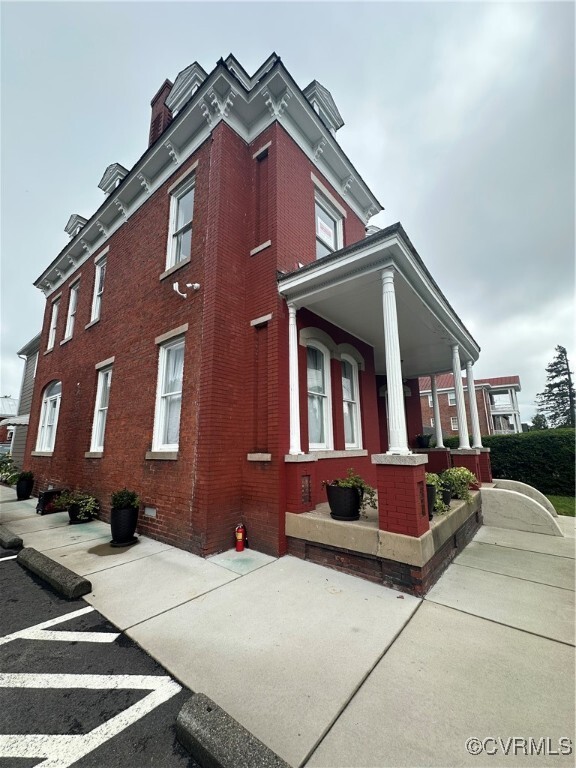 property at 634 S Sycamore St