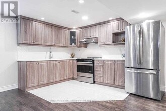 16 Weaver Dr in Toronto, ON - Building Photo - Building Photo