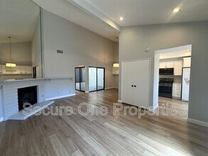 2162 Deerfield St in Thousand Oaks, CA - Building Photo - Building Photo