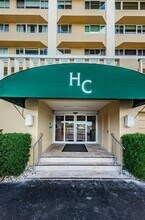 100 Bluff View Dr in Belleair Bluffs, FL - Building Photo - Building Photo