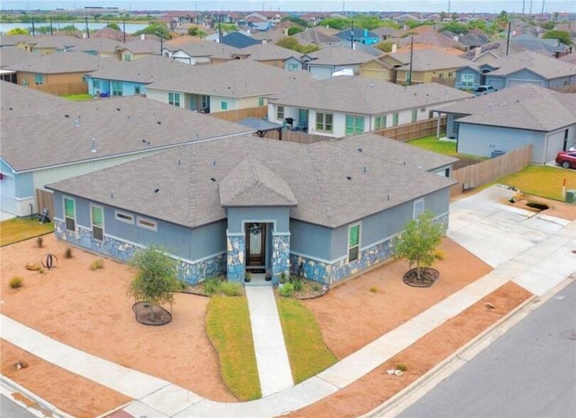 3137 Piranha Dr in Corpus Christi, TX - Foto de edificio