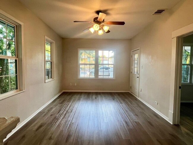 106 Regina St in San Antonio, TX - Building Photo - Building Photo