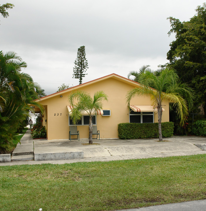 237 SE 1st St in Dania Beach, FL - Building Photo