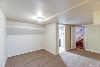 622 NE Banner Pl, Unit Lower in Seattle, WA - Foto de edificio - Building Photo