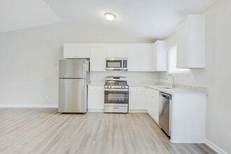 837 Forest Path in Stone Mountain, GA - Foto de edificio - Building Photo