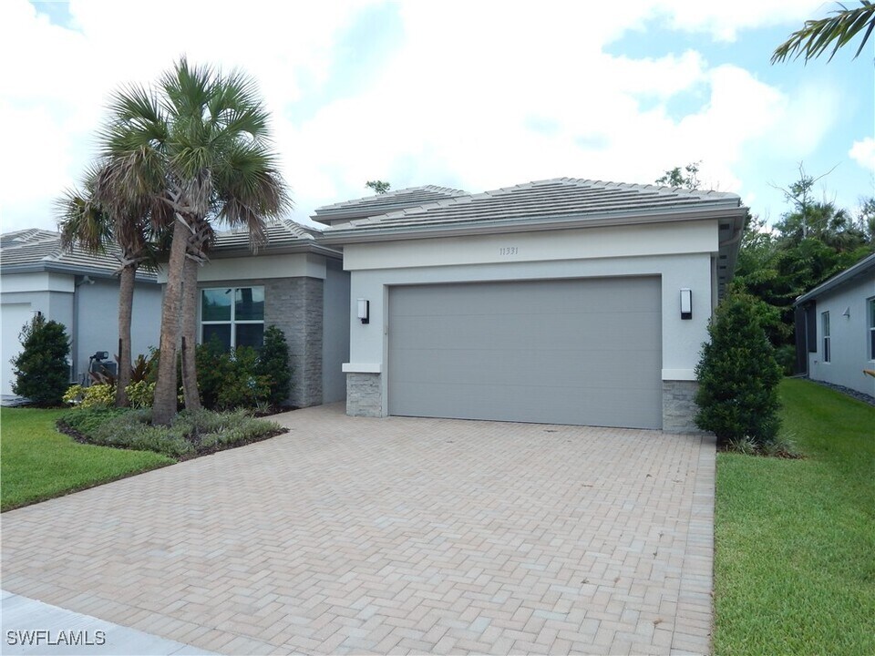 11331 Jacaranda Dr in Naples, FL - Foto de edificio