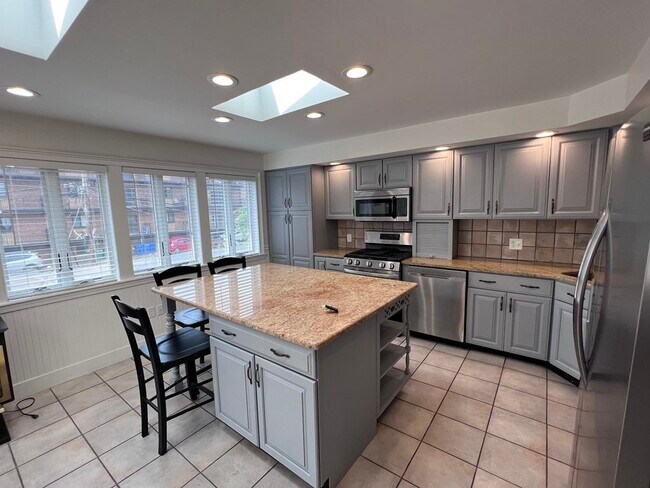 903 E Broadway, Unit 1 in Boston, MA - Building Photo - Building Photo