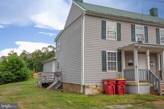 32 Patrick Henry Way in Charles Town, WV - Building Photo - Building Photo