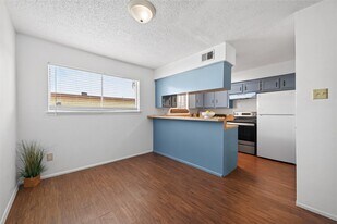 7714 Renwick Dr in Houston, TX - Building Photo
