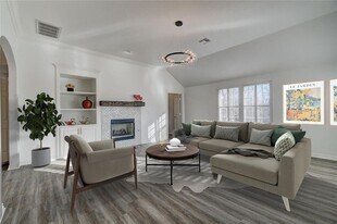 300 Glen Dr in Yukon, OK - Building Photo