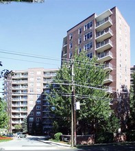 Fountain Terrace at Strawberry Hill in Stamford, CT - Building Photo - Building Photo